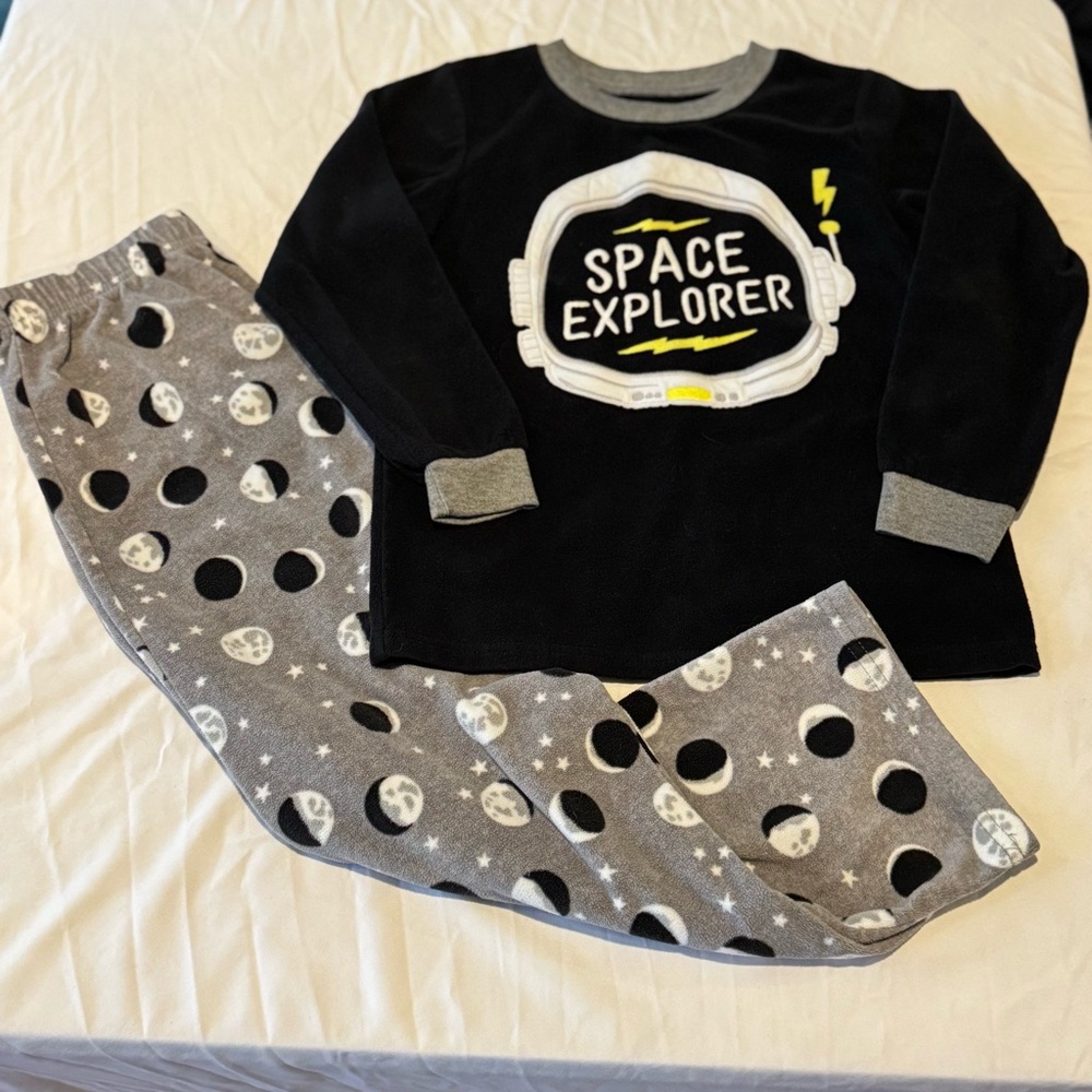 🟢 2/$15 Carter’s Fleece Space Pajamas, size 8